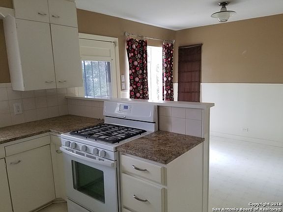 3rd image of 415 Woodcrest Dr