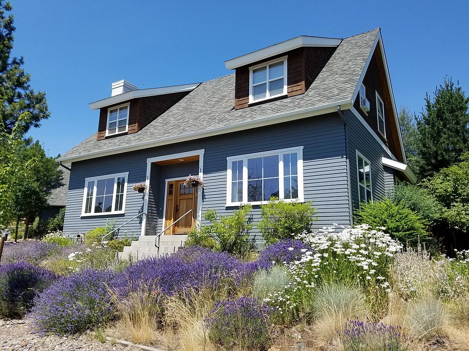 Bright, light home on Awbrey Butte with beautiful, natural scape front yard