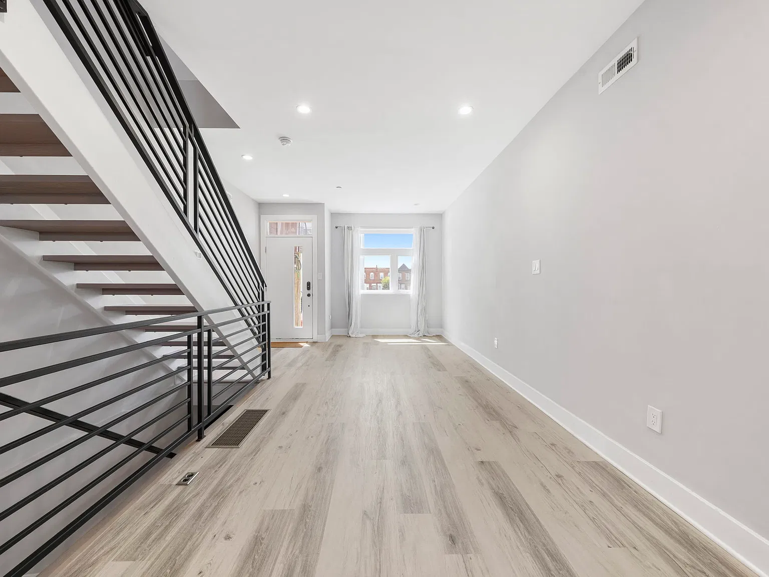 4 bed, 2217 sqft, $2,400 — Photo 3