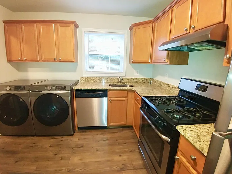 402 Greenbrier Ct #402 — Photo 2