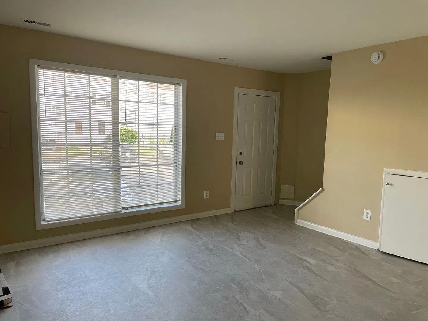 3-Bedroom, 1.5 Bathroom Townhouse in Rosedale — Photo 2