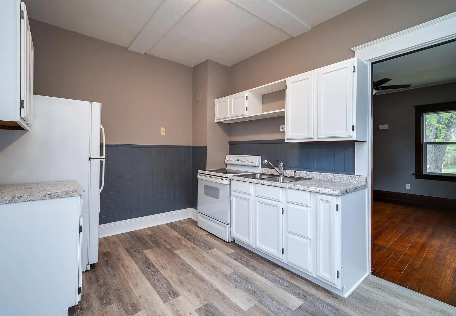 2 bed, 1098 sqft, $1,295 — Photo 3