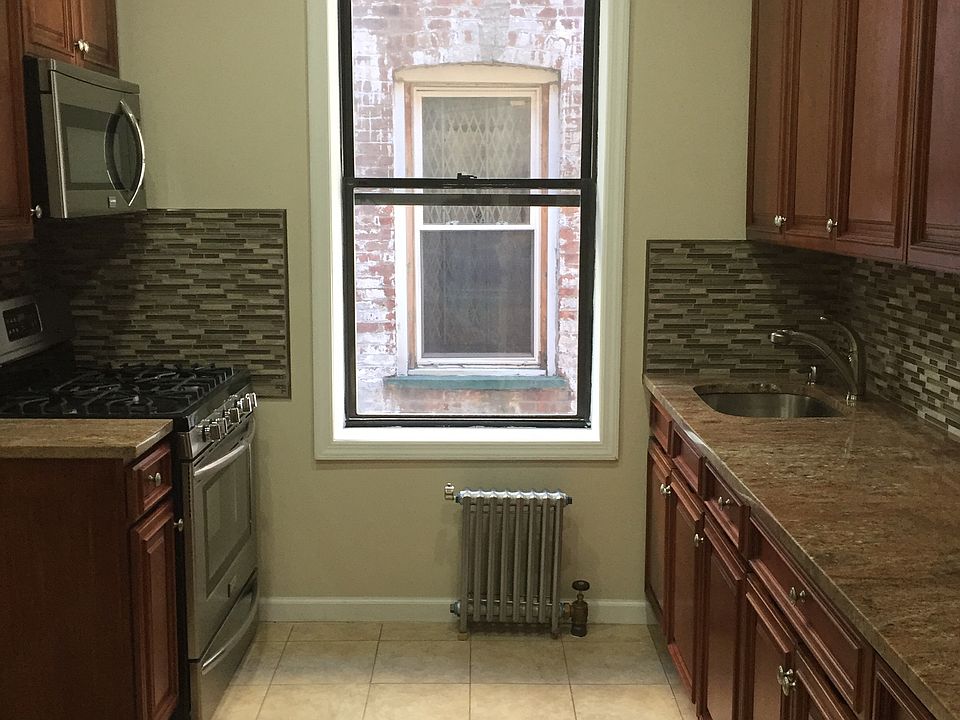 2nd image of 944 Montgomery St