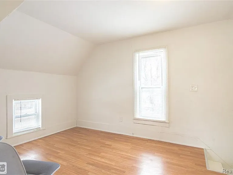 107 E Perry St — Photo 7