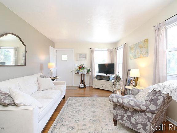 3rd image of 3707 Vineyard Ave NE