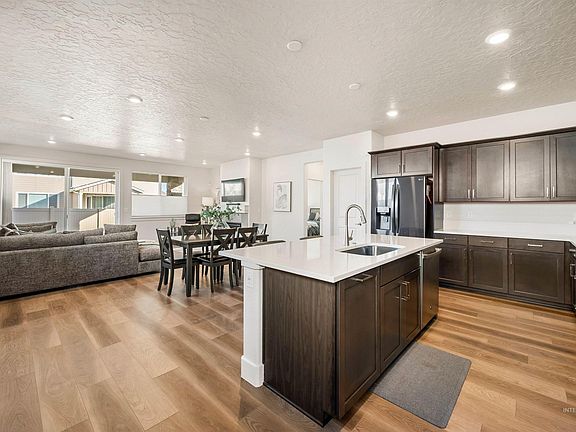 4th image of 212 E Arimo St
