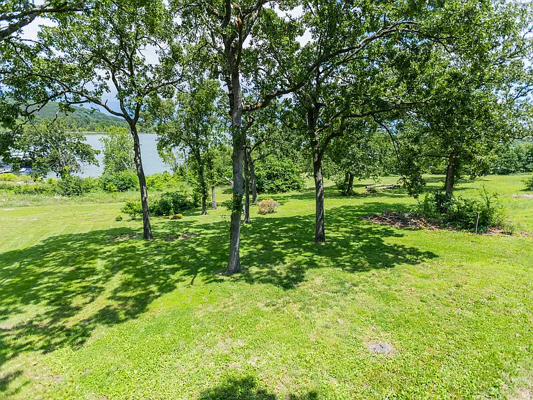 Edgewater Cir — Photo 36