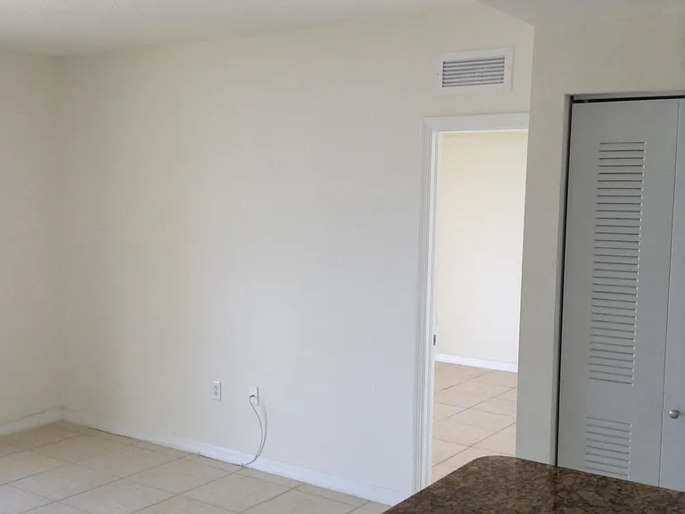 215 SW 42nd Ave #1005 — Photo 9