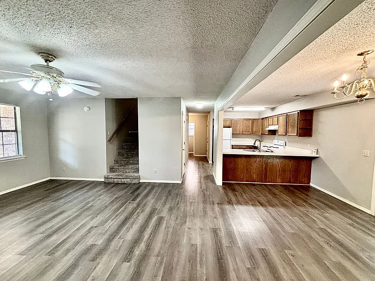 415 Valley Dr — Photo 2