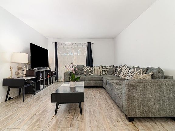 3rd image of 924 Lake Destiny Rd Unit E