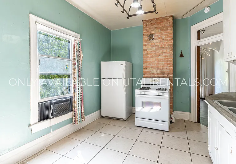 429 E Center St — Photo 9