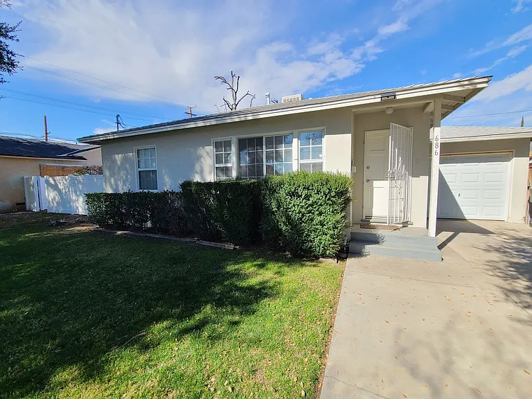 686 Courtland Dr — Photo 2