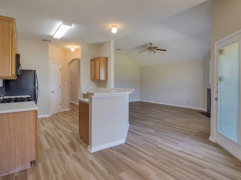 1013 Lantana Ln — Photo 7