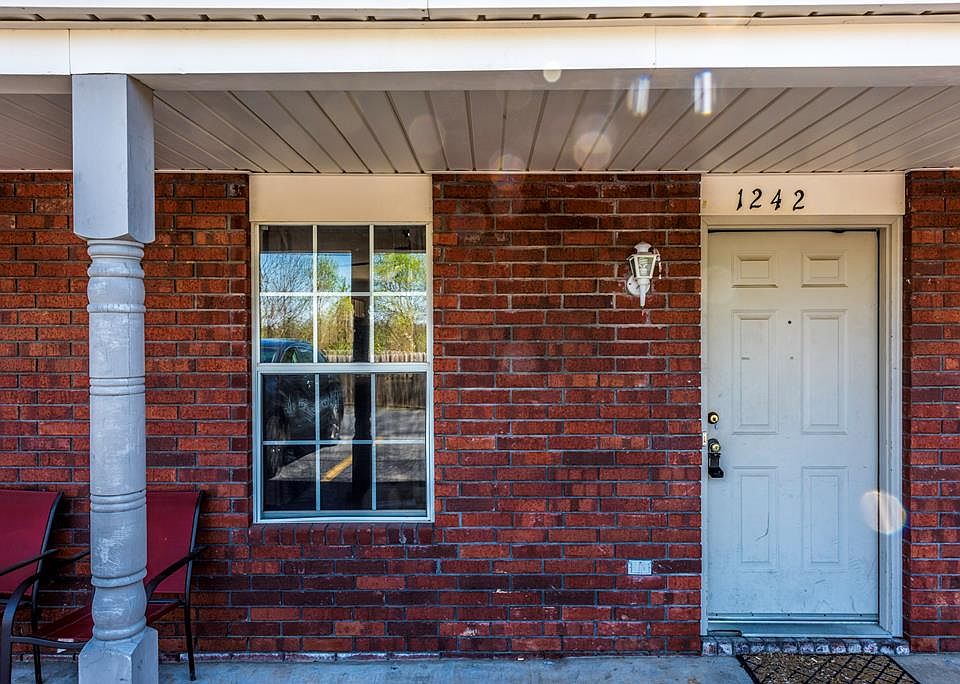1st image of 1242 N Iron Horse Dr