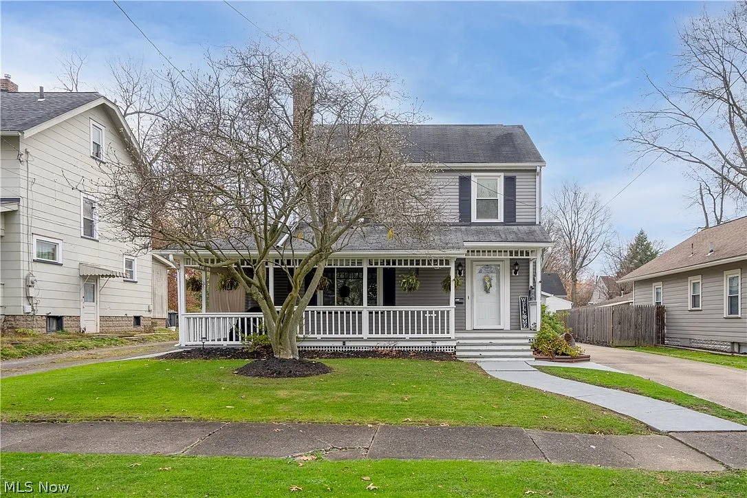 1524 Hollywood St NE photo 1