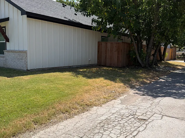 747 N Wilhite St — Photo 17