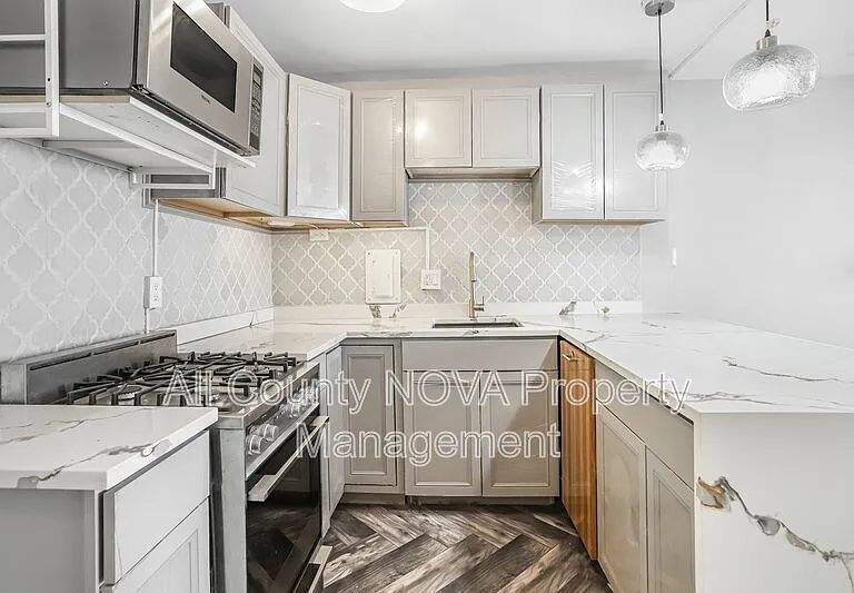 922 24th St NW #301 — Photo 17