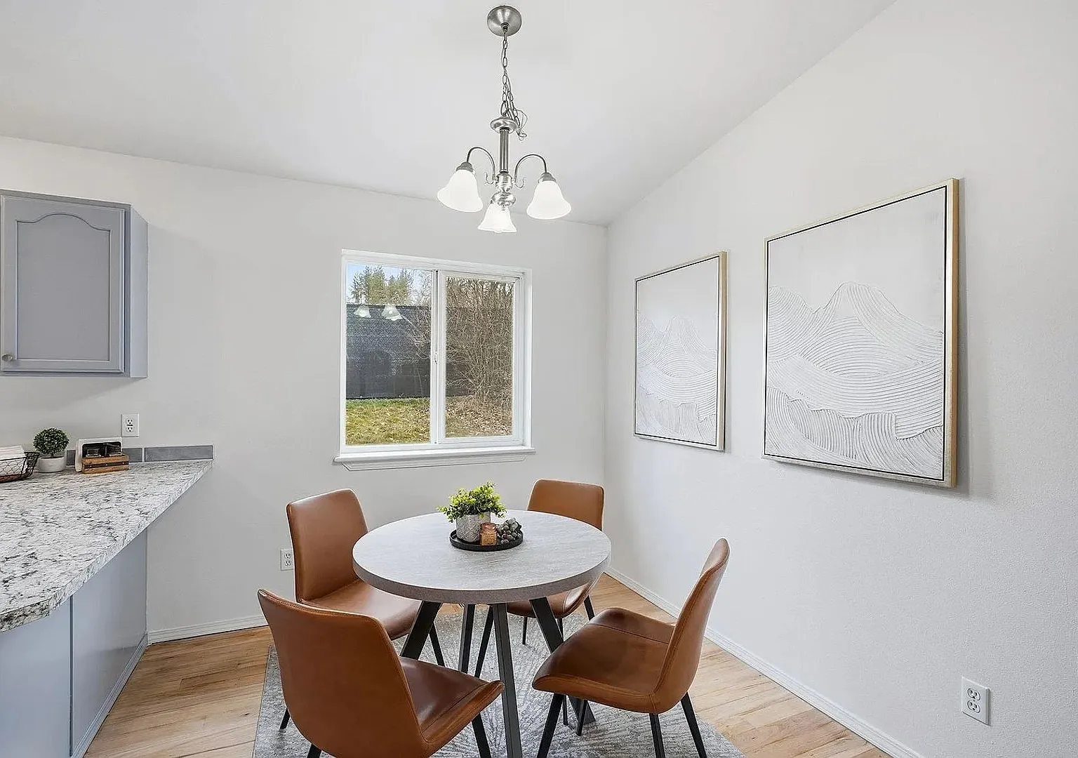 Spacious 4-Bed / 3-Bath South Hill Home Views, Central A/C, Attached Garage — Photo 4
