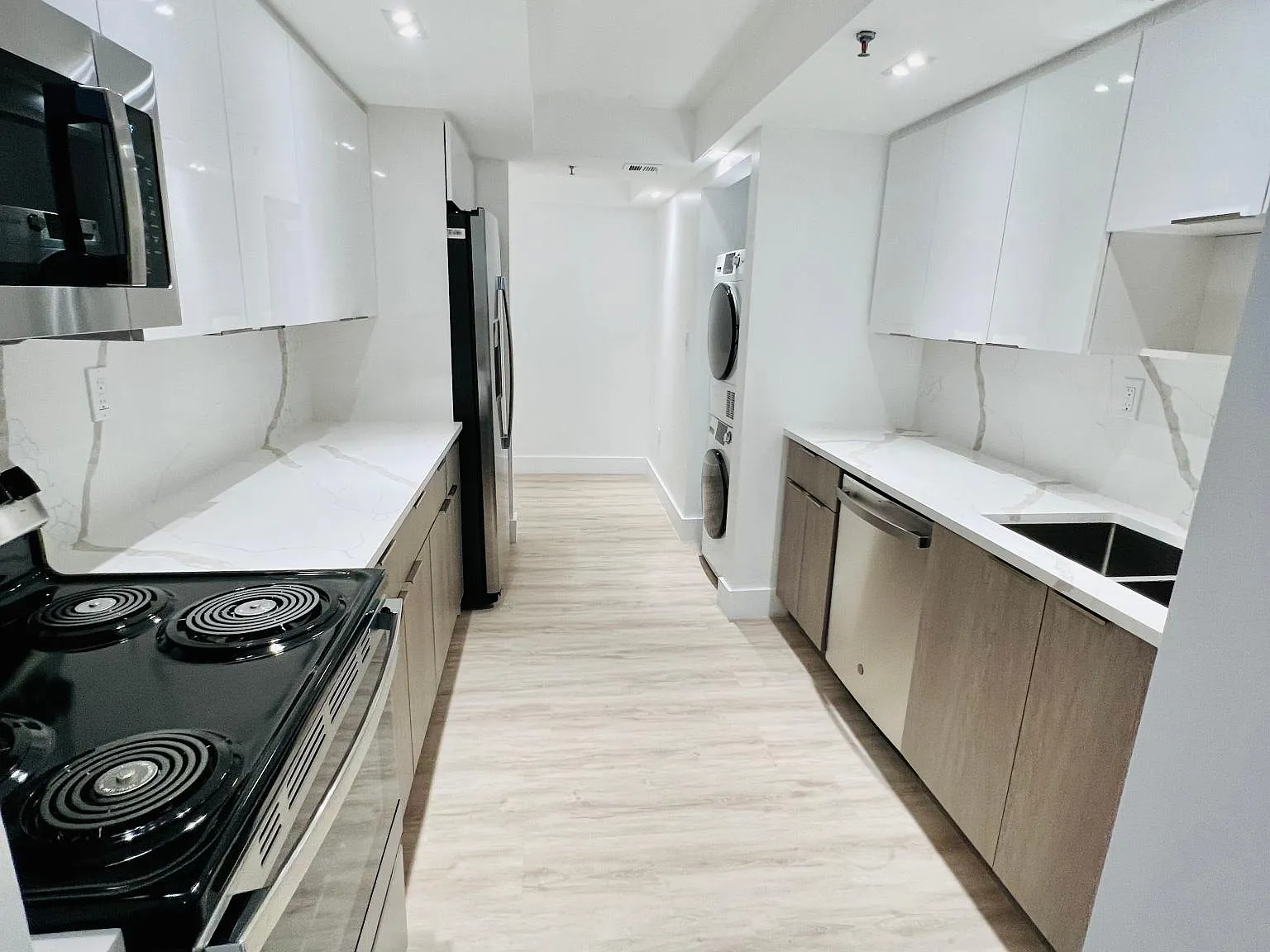3200 Collins Ave — Photo 2
