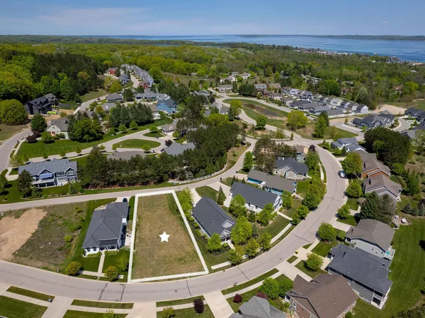 10762 Shrewbury St, Traverse City, MI 49684