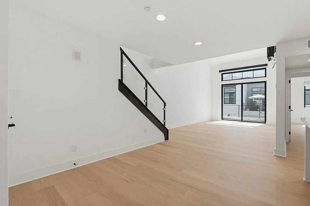 1 bed, 2.0 bath, 1180 sqft, $5,600 — Photo 3