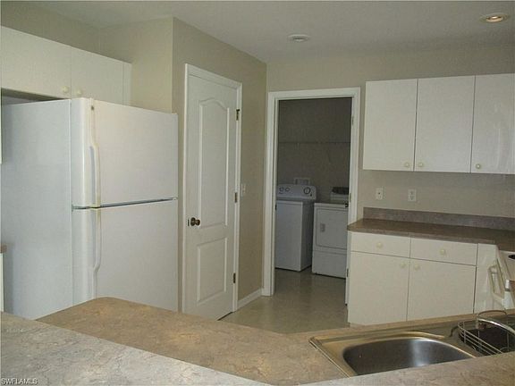 4th image of 817 SW 37th Ter