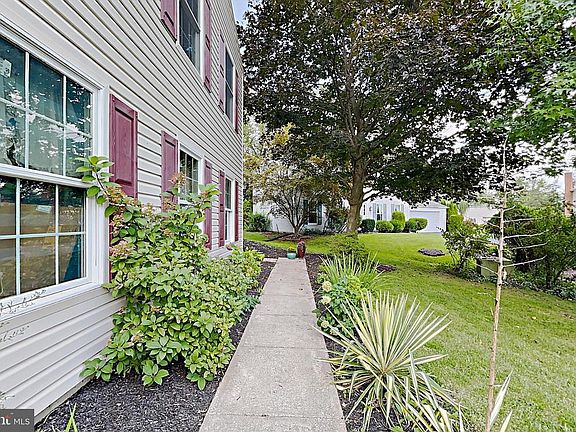 4th image of 951 Carriage House Ct