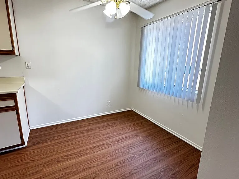 445 E Tujunga Ave — Photo 4