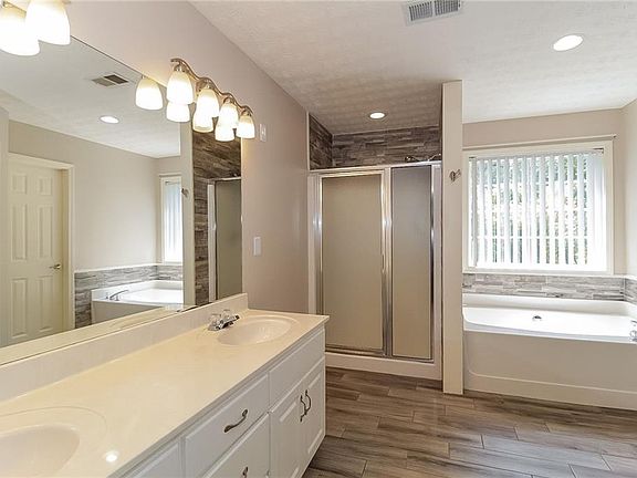 4th image of 705 Chapel Hill Dr