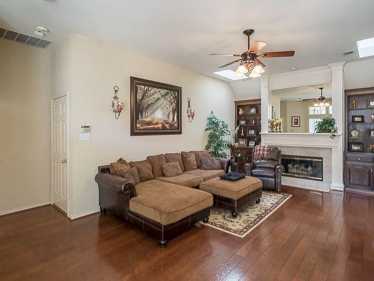 2708 Mum Dr — Photo 2