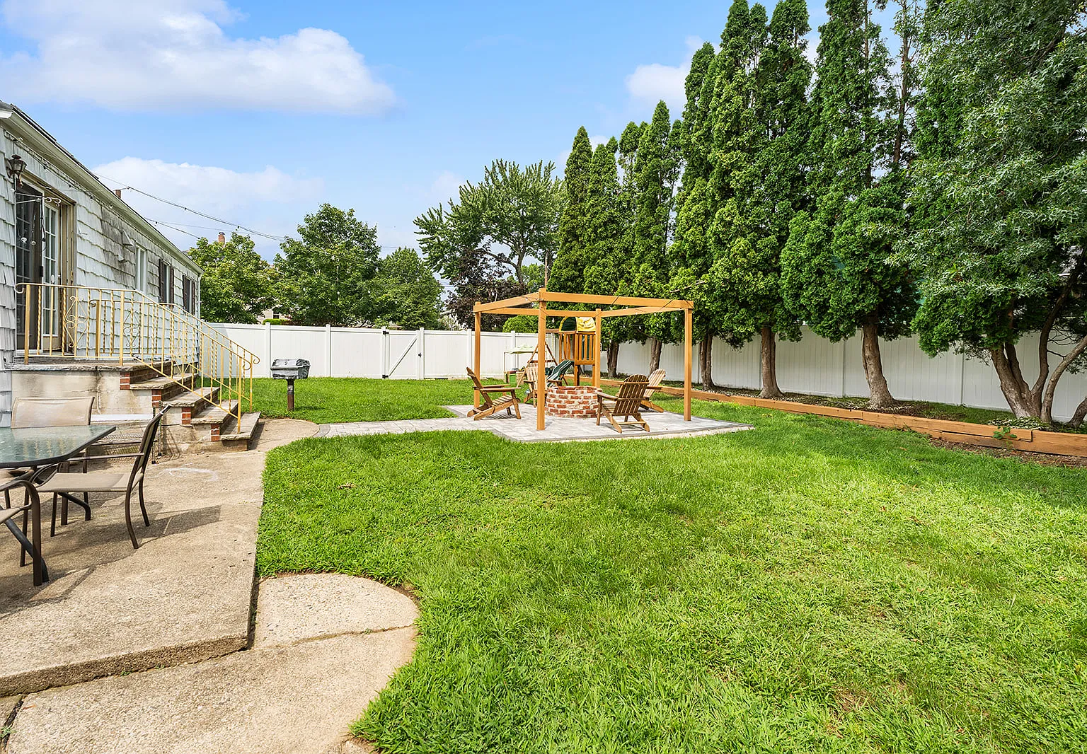 4 bed, 936 sqft, $4,800 — Photo 4