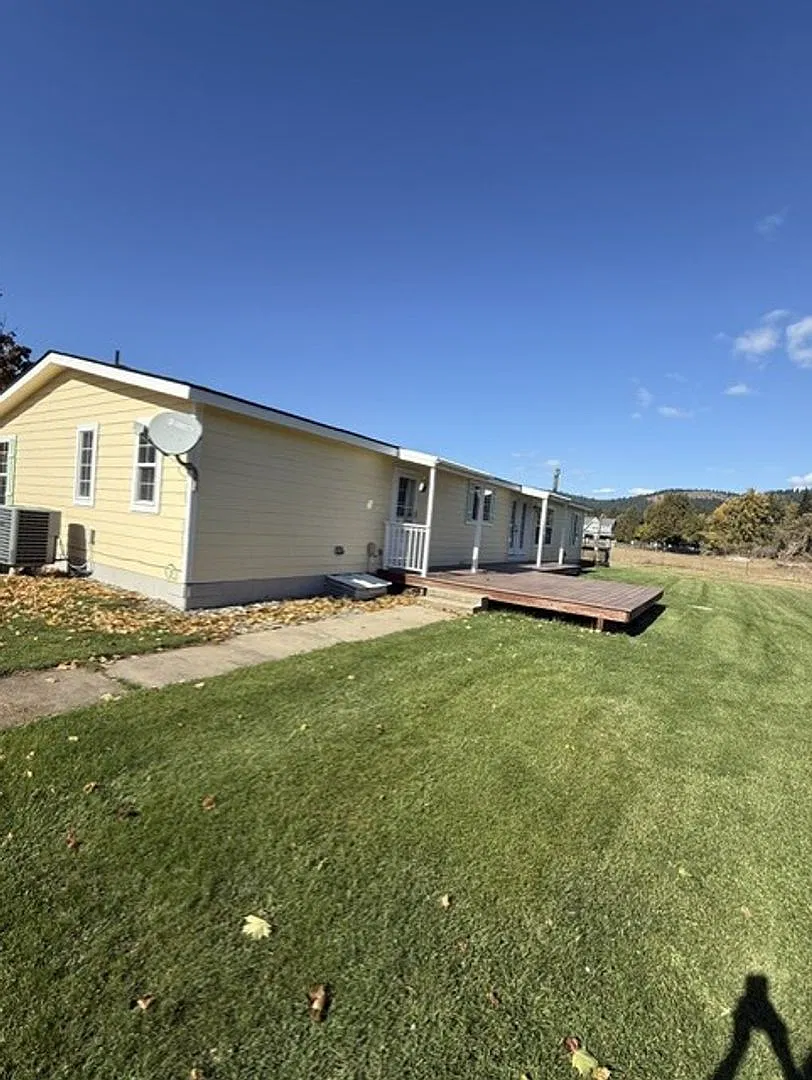 Lovely home and shop on a fully fenced acre — Photo 3
