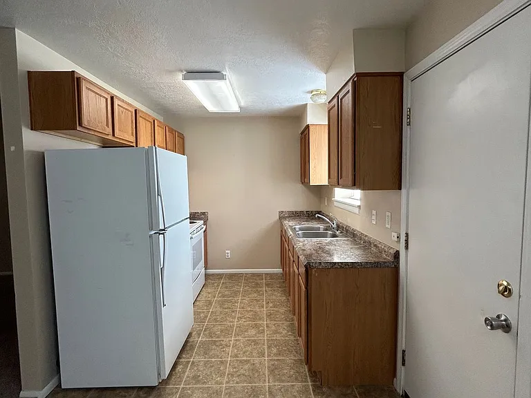 Main 819 S — Photo 3