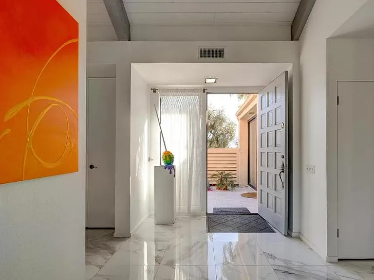 135 Desert West Dr — Photo 3