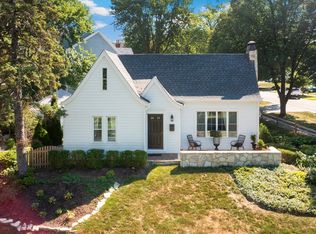 352 Ridge Ave, Clarendon Hills, IL 60514