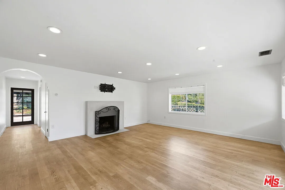 2 bed, 2.0 bath, 1100 sqft, $7,995 — Photo 3