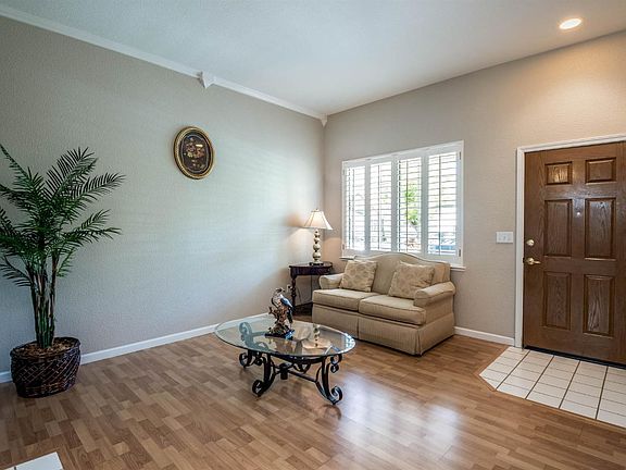 5th image of 867 Laurel Dr