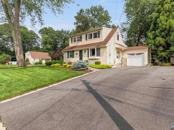 25 Cathy Ln, Waldwick, NJ 07463