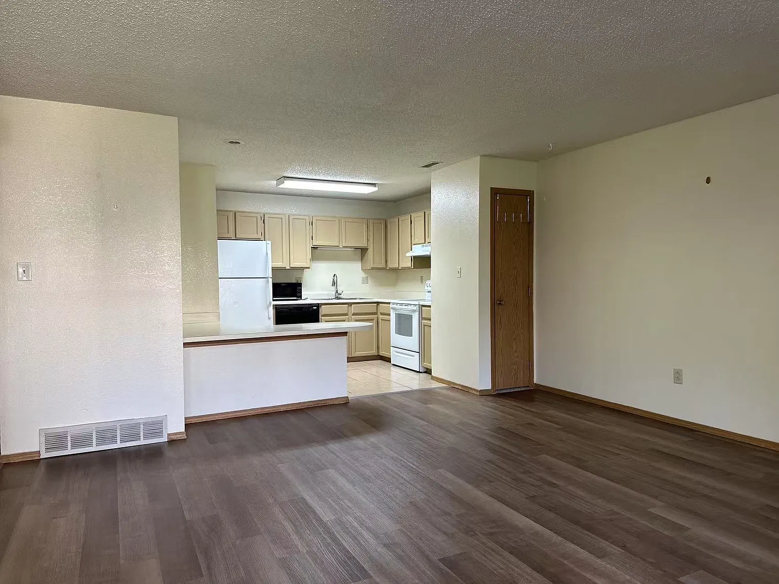 2 bed, 836 sqft, $1,350 — Photo 4