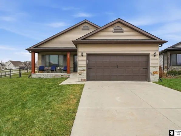 925 Scotts Creek Ct, Hickman, NE 68372