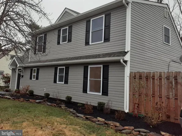 28 Inlet Rd, Levittown, PA 19057