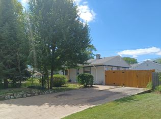 2 Hickory Dr, Carpentersville, IL