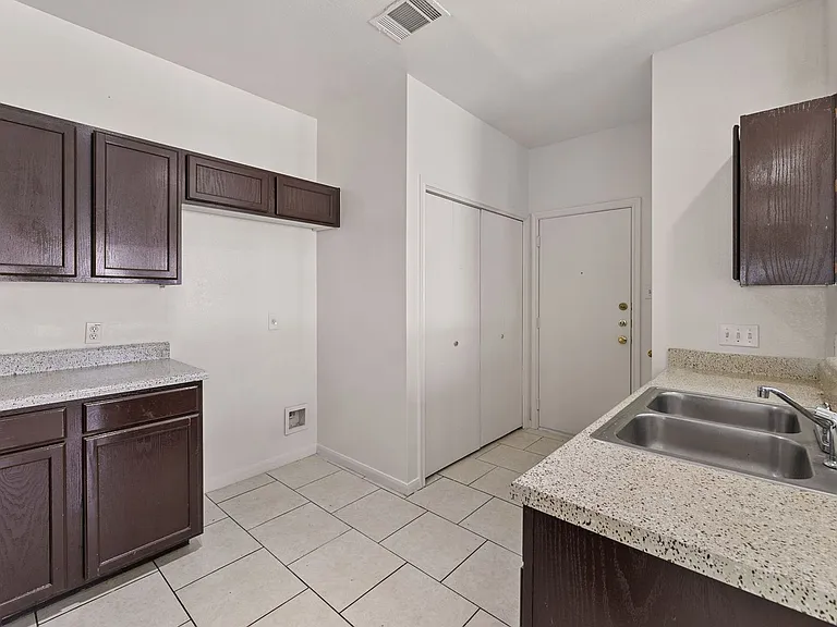 2302 S Bagdad Rd — Photo 12