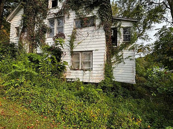 5th image of 176 N Church St