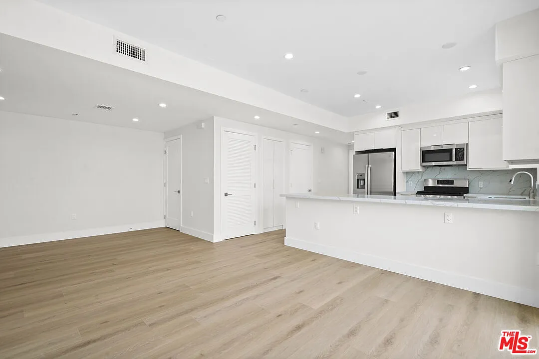 3 bed, 2.0 bath, 1096 sqft, $3,390 — Photo 4