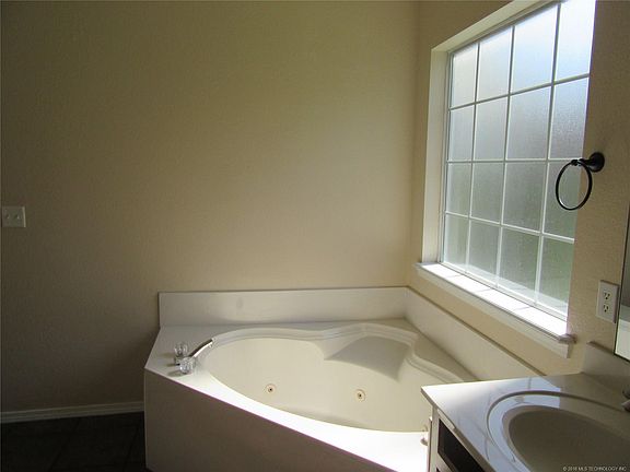 5th image of 2609 SW Wolf Run Dr