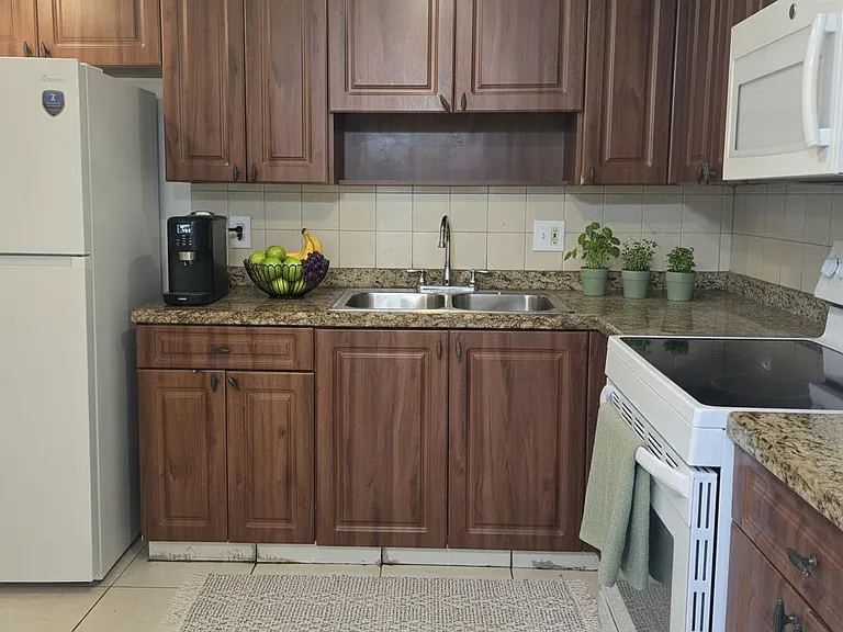 1201 SW 52nd Ave #202-2 — Photo 11