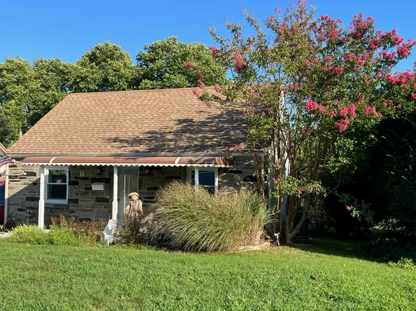 8 Bunting Ln, Aston, PA 19014