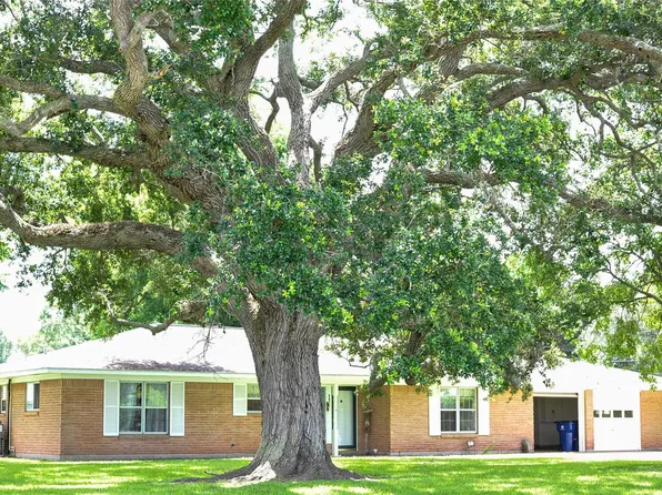 402 Peach Point Rd, Jones Creek, TX 77541