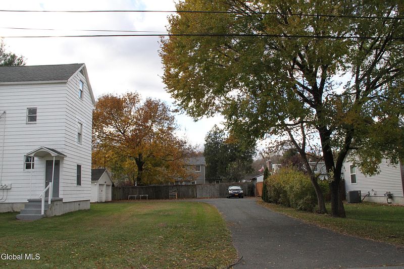 4th image of 15 Pawling Avenue